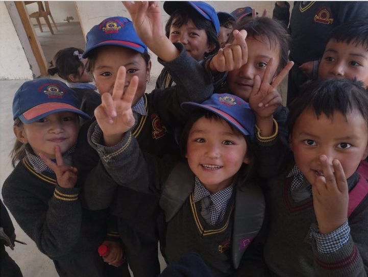 Enfants scolarisés au Ladakh faisant signe